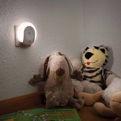 LED Stecker-Nachtlicht Horby mit Sound-Sensor 3000K Weiß in einem Kinderzimmer mit Plüschtieren.