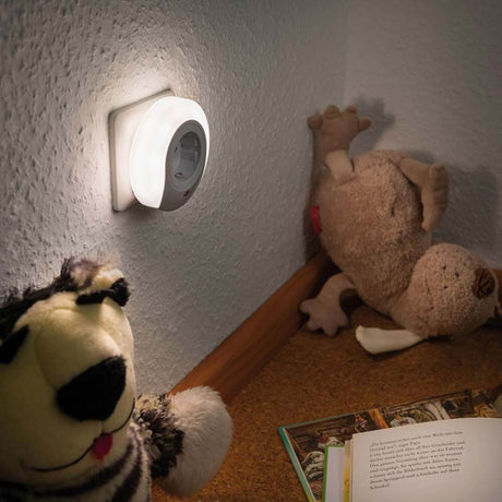 LED Steckerlicht Bilby rund mit Sensor 3000K Weiß in einem Kinderzimmer, sorgt für Orientierung in der Dunkelheit.