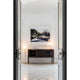 Moderne Innenansicht mit LED Stehlampe LE VITA 6W 2700K Goldfarben und stilvollem Sideboard.