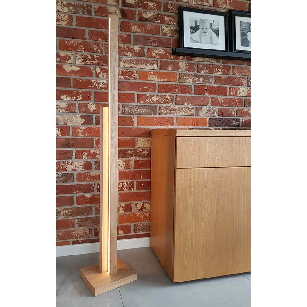 LED Stehlampe Soho mit Touch-Dimmer und Holzsockel im modernen Wohnambiente.