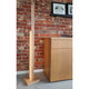LED Stehlampe Soho mit Touch-Dimmer und Holzsockel im modernen Wohnambiente.