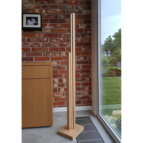 LED Gulvlampe Soho touch lysdæmper 3500lm olieret eg i den moderne stue med murstensvæg.
