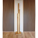 LED Stehlampe Soho Touch-Dimmer 5600lm Eiche-Geölt steht vor Holzpaneelen in modernem Raum.