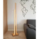 LED Stehlampe Soho Touch-Dimmer 5600lm Eiche-Geölt in moderner Wohnung mit geometrischer Wanddeko.