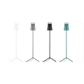 LED Dreibeinleuchte Stage in Grau, Schwarz, Weiß und Türkis, 122cm hoch, modern und funktional, ideal für stimmungsvolle Beleuchtung.