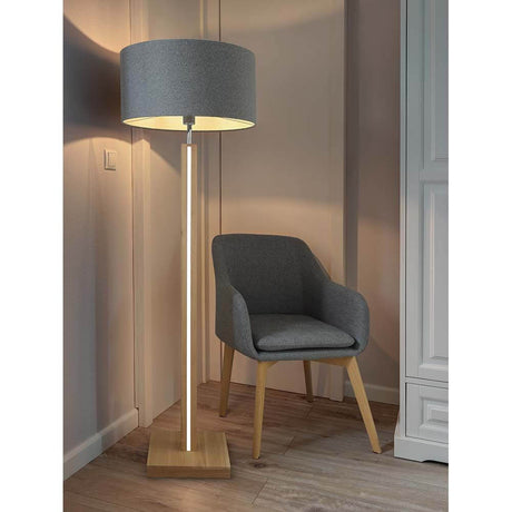 LED Gulvlampe Asseto 3350lm olieret eg, grå ved siden af ​​en grå stol i et moderne rum.