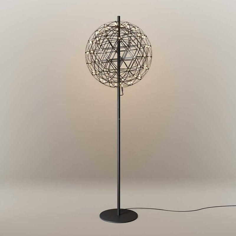 s.luce Atom LED-Stehleuchte aus Metall mit Touchdimmer in modernem Design und einzigartigen Lichteffekten.