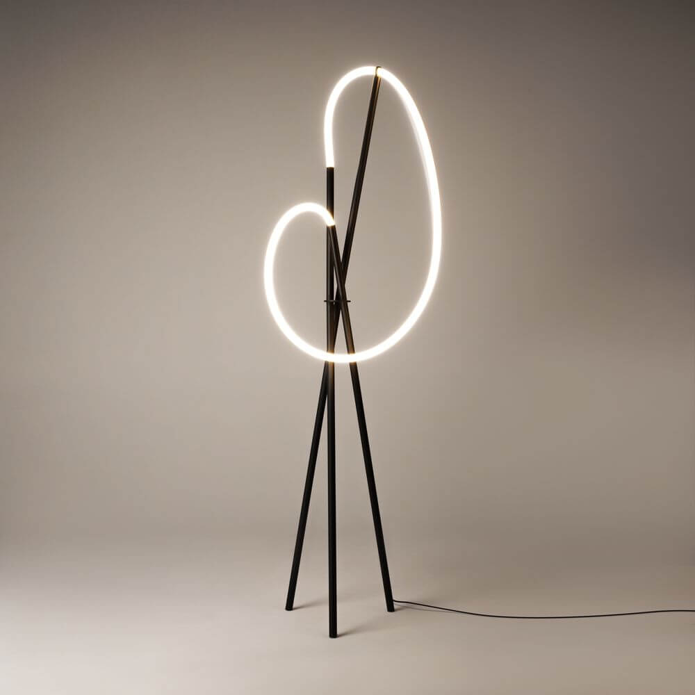 LED Stehleuchte Crochet 3000K mit elegantem, minimalistischen Design in Schwarz.
