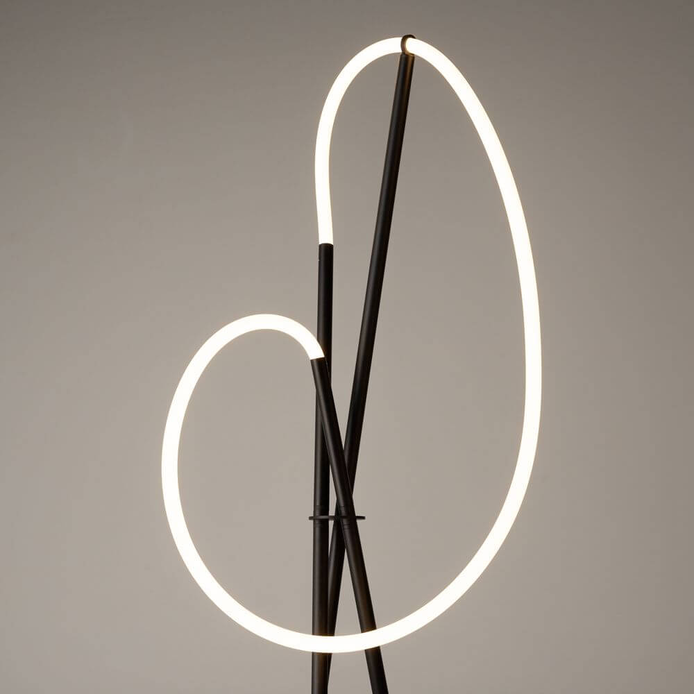 LED Stehleuchte Crochet 3000K mit minimalistischen Design und elegantem Metallgestell