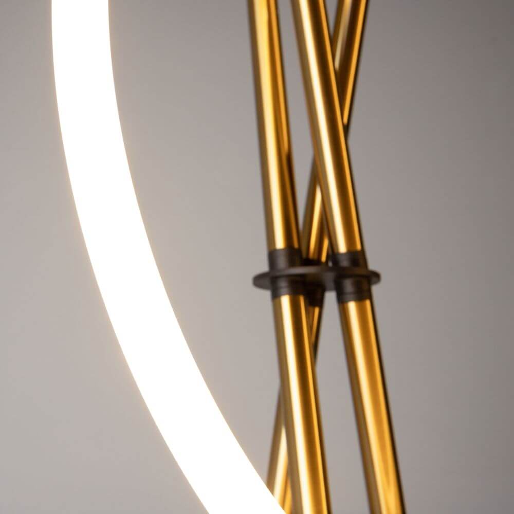 LED Stehleuchte Crochet 3000K in Satin-Messing mit minimalistischem Design und flexiblem LED-Kabel.