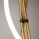 LED Stehleuchte Crochet 3000K in Satin-Messing mit minimalistischem Design und flexiblem LED-Kabel.