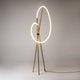 LED Stehleuchte Crochet 3000K in Satin-Messing mit elegantem, minimalistischen Design.