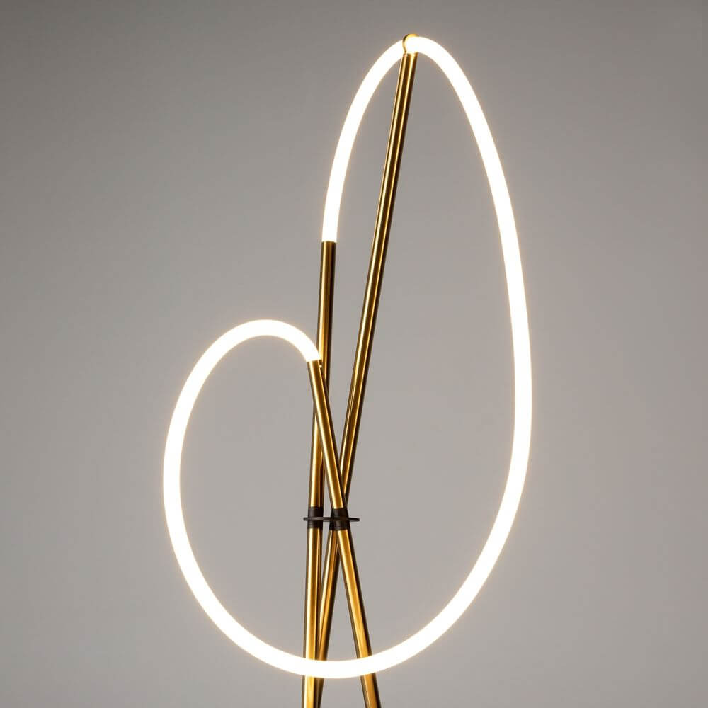 LED Stehleuchte Crochet 3000K in elegantem Design mit minimalistischer Metallstruktur.