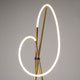 LED Stehleuchte Crochet 3000K in elegantem Design mit minimalistischer Metallstruktur.