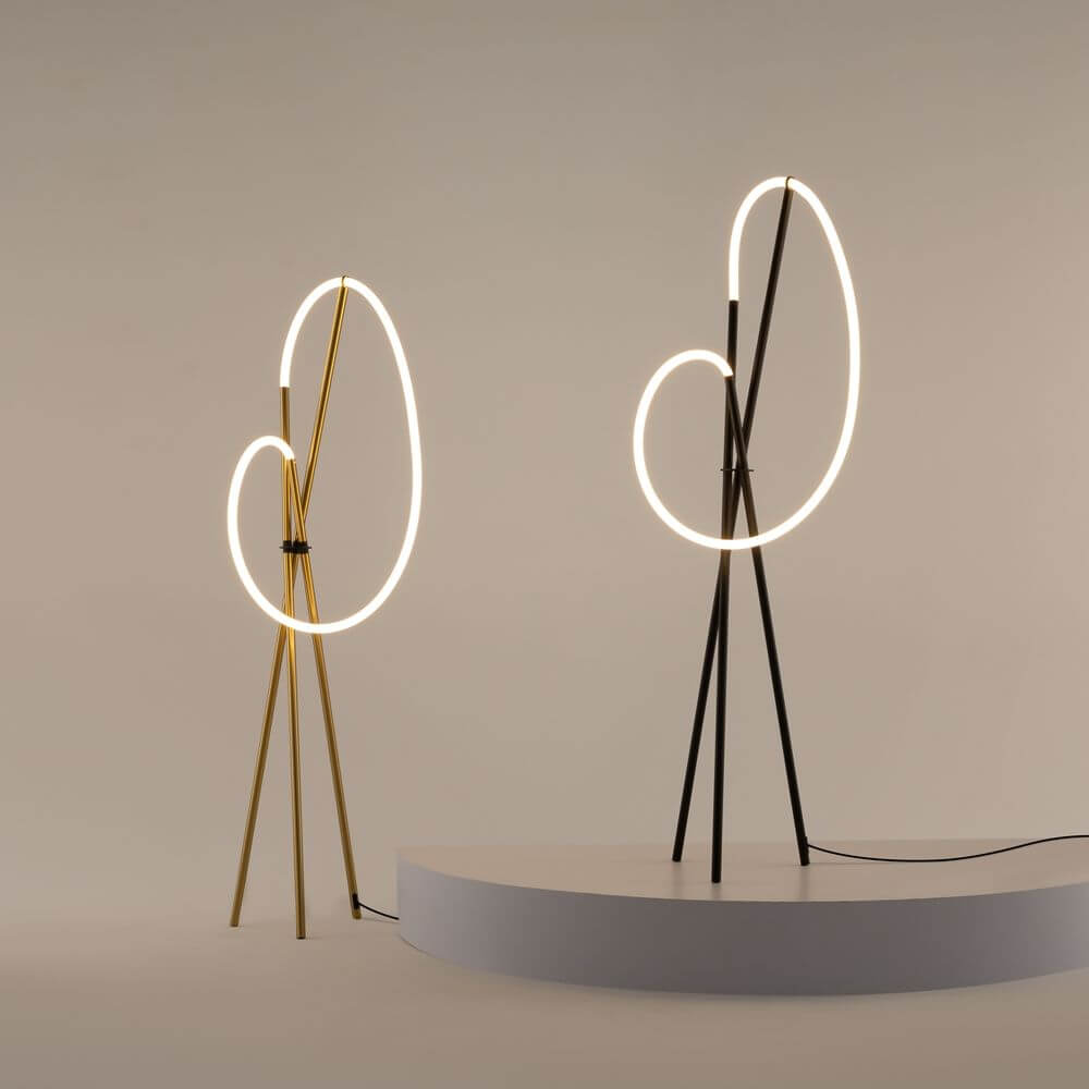 LED Stehleuchte Crochet 3000K in schwarz und satin-messing, modernes Design mit filigranem Metallgestell.