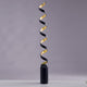 LED Stehleuchte Helix Goldfarben, Schwarz mit spiralförmigem Design und indirekter Beleuchtung.