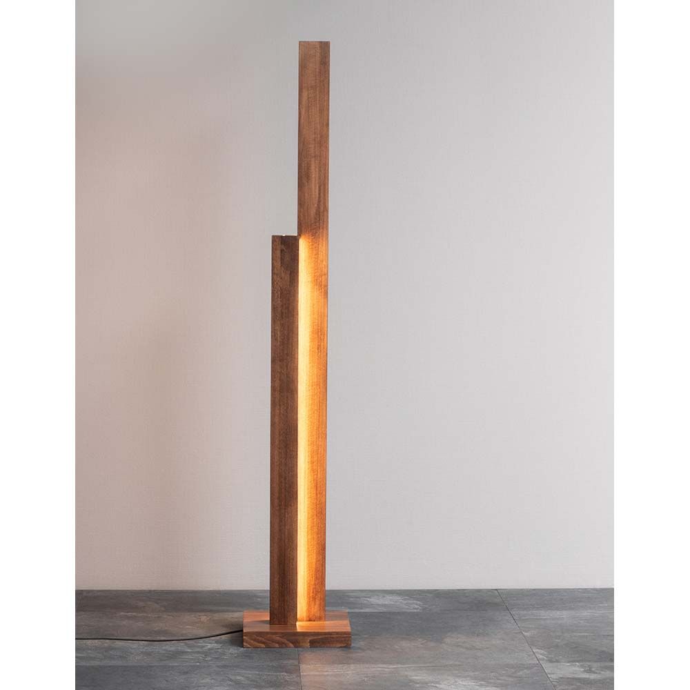 LED Stehleuchte Manhattan mit Touch-Dimmer in Nussbaum, 3500lm, modernes Design für stilvolle Innenräume.