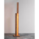 LED Stehleuchte Manhattan Touch-Dimmer 3500lm Nuss auf grauem Boden mit warmem Licht.