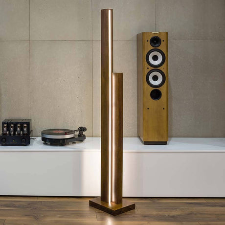 LED Manhattan gulvlampe touch lysdæmper 3500lm møtrik i en moderne stue med musikanlæg.