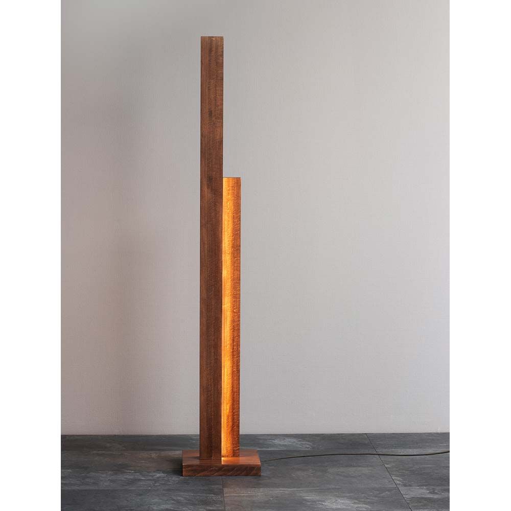Moderne LED Stehleuchte Manhattan mit Touch-Dimmer, Nussbaumfinish, 3500lm für stilvolle Beleuchtung.