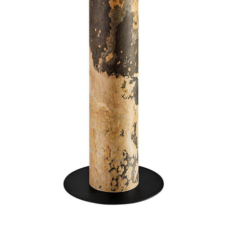 LED-gulvlampe Stein Columna 160 cm Goldader med unik steinfiner og svart sokkel.