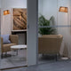 LED Stehleuchten Owalo 7010 aus Holz 168cm in modernem Wohnambiente mit einem gemütlichen Sitzbereich.