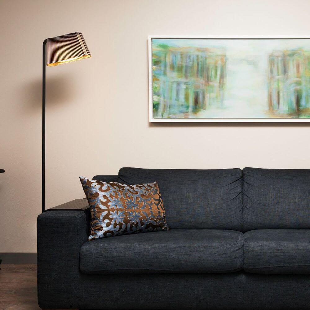 LED Stehleuchten Owalo 7010 aus Holz 168cm neben einem Sofa in modernem Wohnambiente