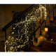 LED Sternenlametta 10 Stränge mit 20 Dioden 200 Warmweiße Dioden geschmückt um Treppe mit Kerzen und Pflanzen.