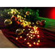 LED Sternenlametta 10 Stränge mit 20 Dioden 200 Warmweiße Dioden goldfarbener Draht auf einem Tisch mit Weihnachtsdekoration.