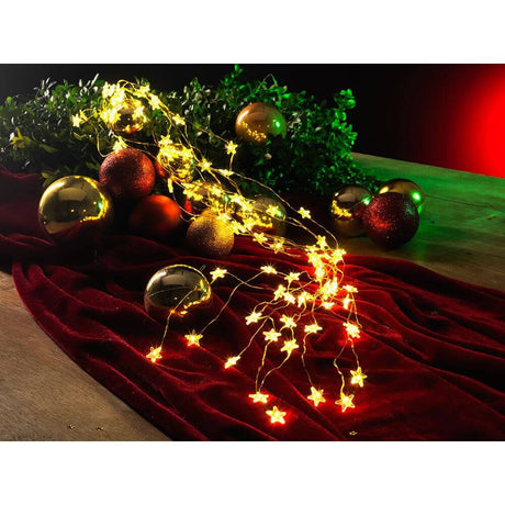 LED guirlande étoilée 10 brins avec 9 LED 90 LED blanc chaud fil de couleur dorée sur une décoration de table festive.