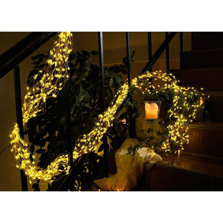 LED Sternenlametta 26 Stränge mit 27 Dioden 702 Warmweiße Dioden goldfarbener Draht dekorativ an Treppe angebracht.