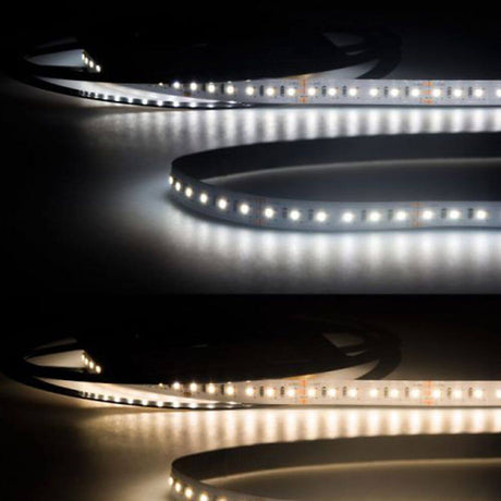LED Strip 5m 8500lm 24V Weiß-dynamisch auf hellem Hintergrund, ideal für homogene Lichtlinien.