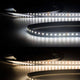 LED Strip 5m 8500lm 24V Weiß-dynamisch auf hellem Hintergrund, ideal für homogene Lichtlinien.