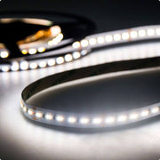 LED Strip 5m 8500lm 24V Weiß-dynamisch auf einer Oberfläche, beleuchtet und flexibel gedreht.