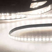 LED Strip Micro Linear 5m 4600lm 24V Neutralweiß auf einem Montageprofil mit homogenen Lichtlinien.