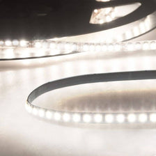 LED Strip Micro Linear 5m 4600lm 24V Neutralweiß auf einem Montageprofil mit homogenen Lichtlinien.