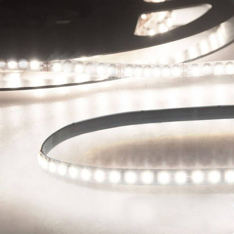LED Strip Micro Linear 5m 4600lm 24V Neutralweiß auf einem Montageprofil mit homogenen Lichtlinien.