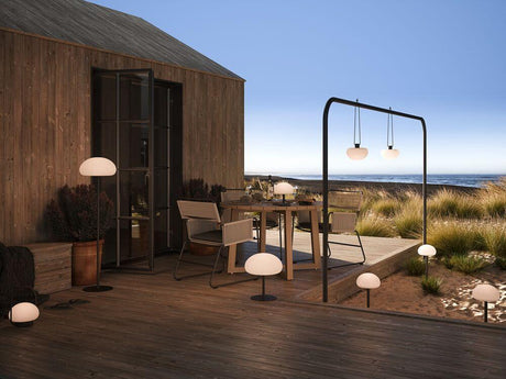 LED Tisch-Akkuleuchte Sponge 34 IP65 elegant im Freien mit Holzterrasse und Strandblick