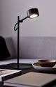 LED Tischlampe Clyde auf einem Tisch, kombiniert skandinavisches Design mit innovativer Technologie.