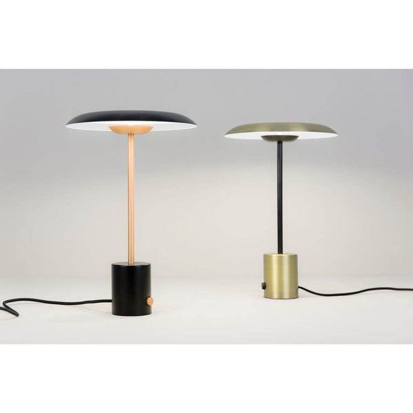 LED Bordlampe HOSHI Black, kobber og endnu en lampe på et bord.