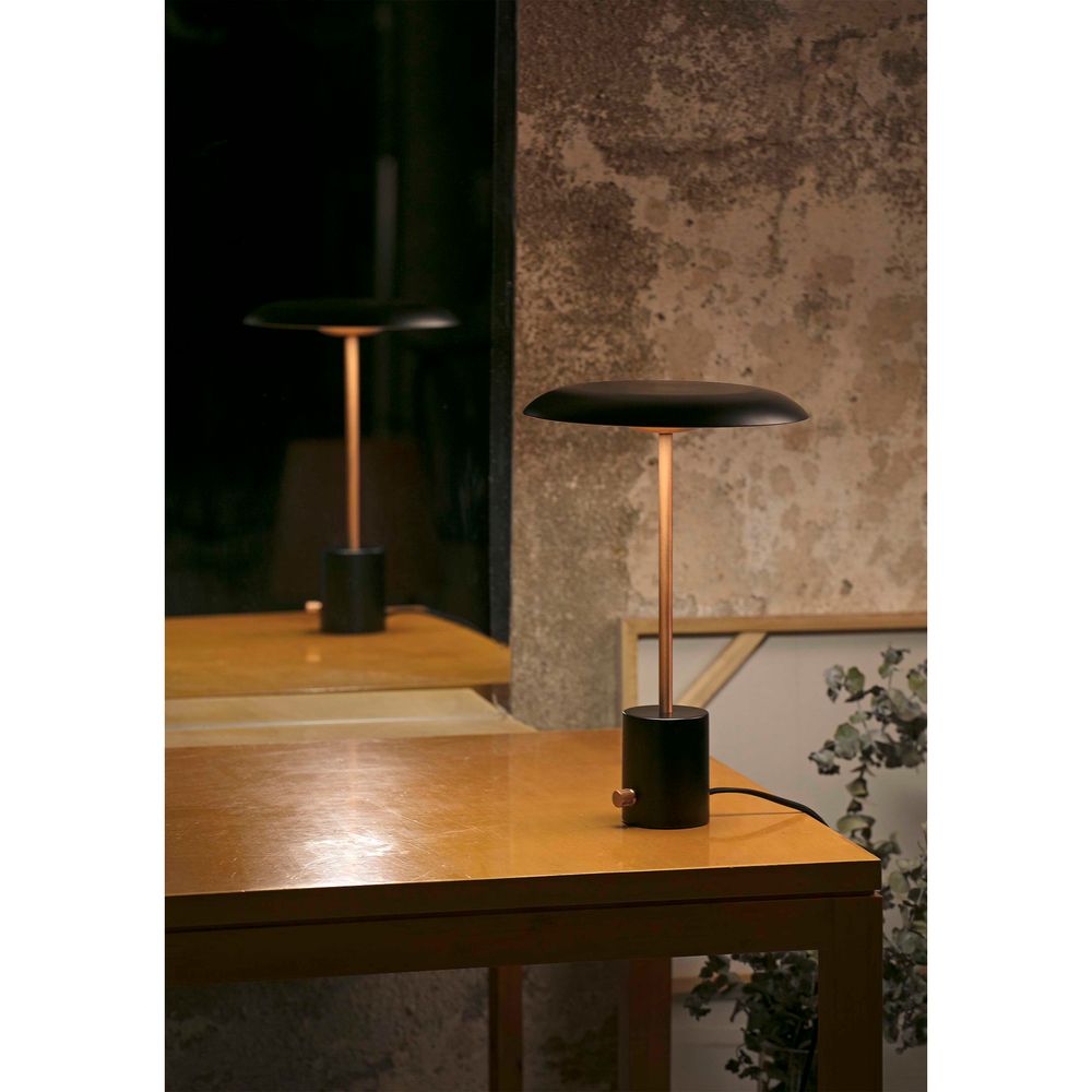 Lampe de table à LED Hoshi noir, cuivre