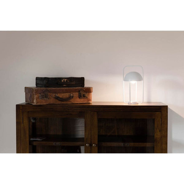 LED Tischlampe JELLYFISH 3W 2700K Weiß, dimmbare Akkuleuchte mit Tragegriff auf Sideboard