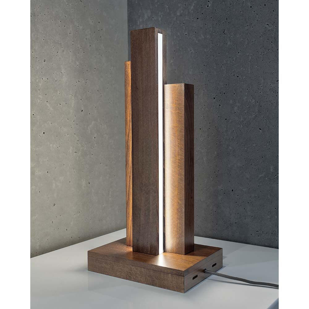 LED Tischlampe Manhattan Touch-Dimmer 910lm Nuss auf einem Tisch mit modernem Design