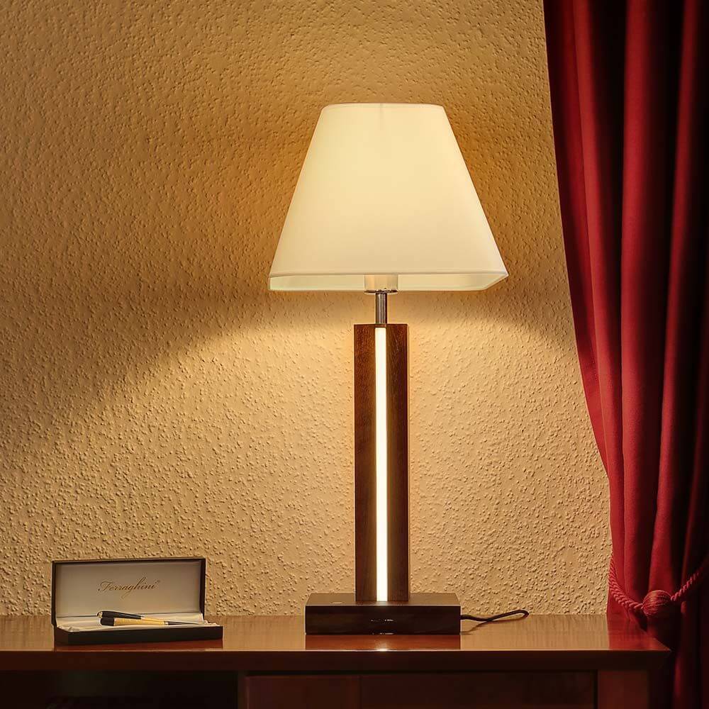 LED Tischlampe Quad 980lm Touch-Dimmer Nussbaum, Weiß, Schwarz auf einem Tisch mit einem Stift und einer Box.