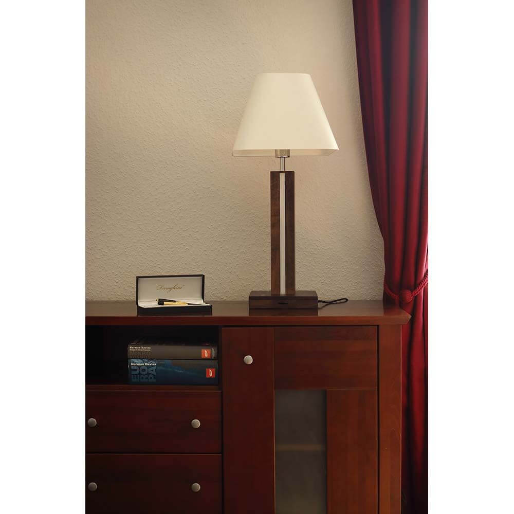 LED Tischlampe Quad 980lm Touch-Dimmer Nussbaum, Weiß, Schwarz auf einem Beistelltisch.