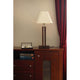LED Tischlampe Quad 980lm Touch-Dimmer Nussbaum, Weiß, Schwarz auf einem Beistelltisch.
