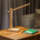 LED Tischlampe Tukan mit Touch-Dimmer in Eiche, moderne Tischbeleuchtung auf einem Holz-Esstisch.