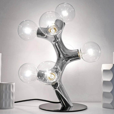 DNA Triple-7 Bordslampa i krom med fem glödlampor i modern, organisk form.