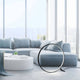 LED Tischleuchte Hula mit Fernbedienung in modernem Wohnambiente mit Sofa und großem Fenster.