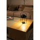 LED-bordlampe JELLYFISH 3W 2700K svart på et trebord i en moderne stue med sofa.